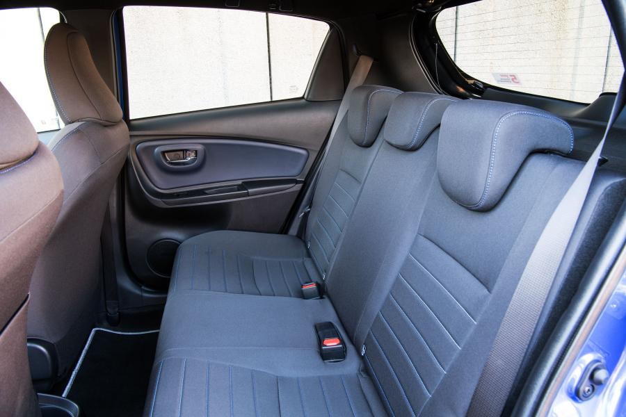 Интерьер Toyota Yaris Bi-Tone 2017 года  (UK) (фото 32 из 40)